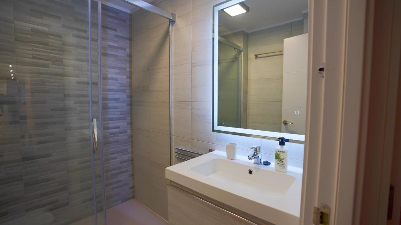 Stylish & Spacious Family Apartment Near Beach & Vibrant Historic Market Alicante Buitenkant foto