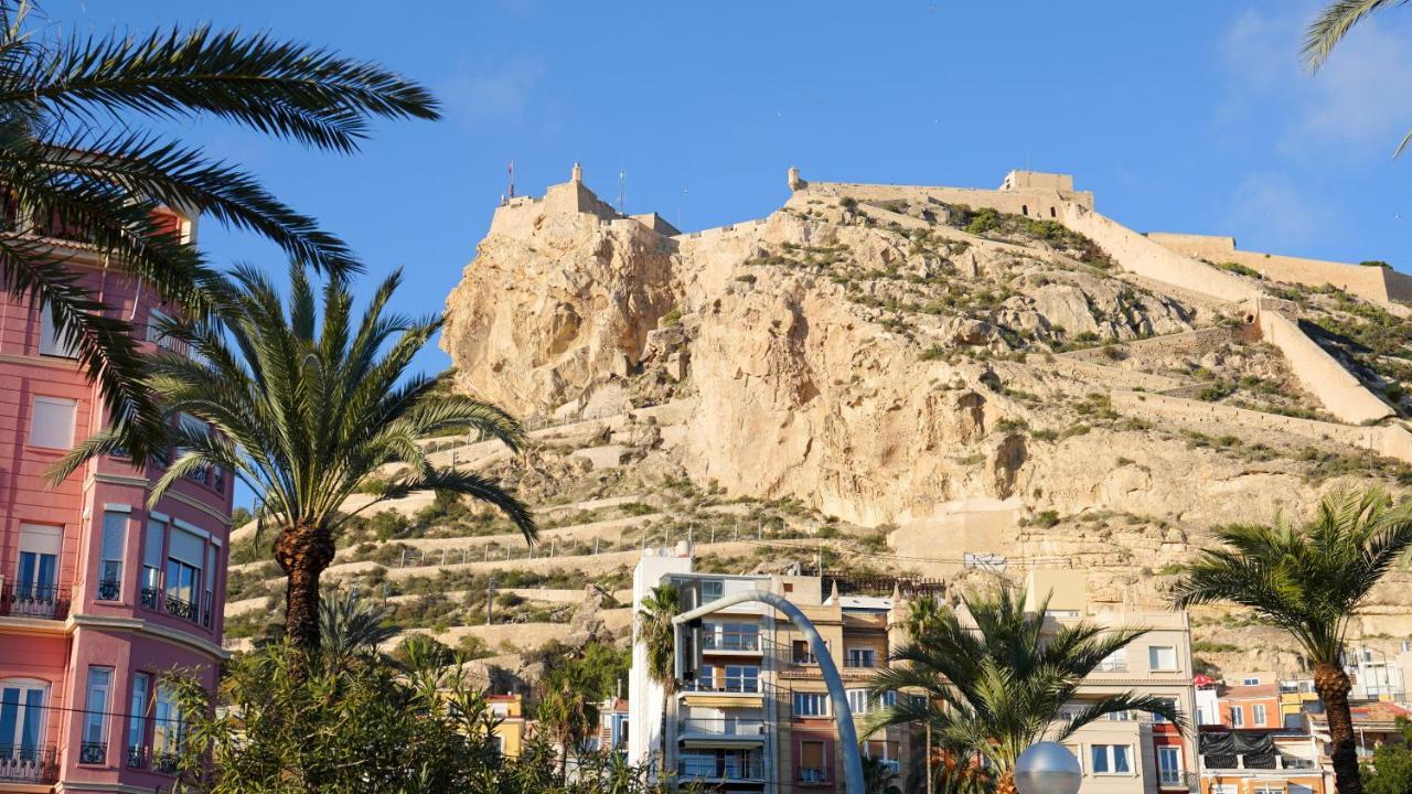 Stylish & Spacious Family Apartment Near Beach & Vibrant Historic Market Alicante Buitenkant foto